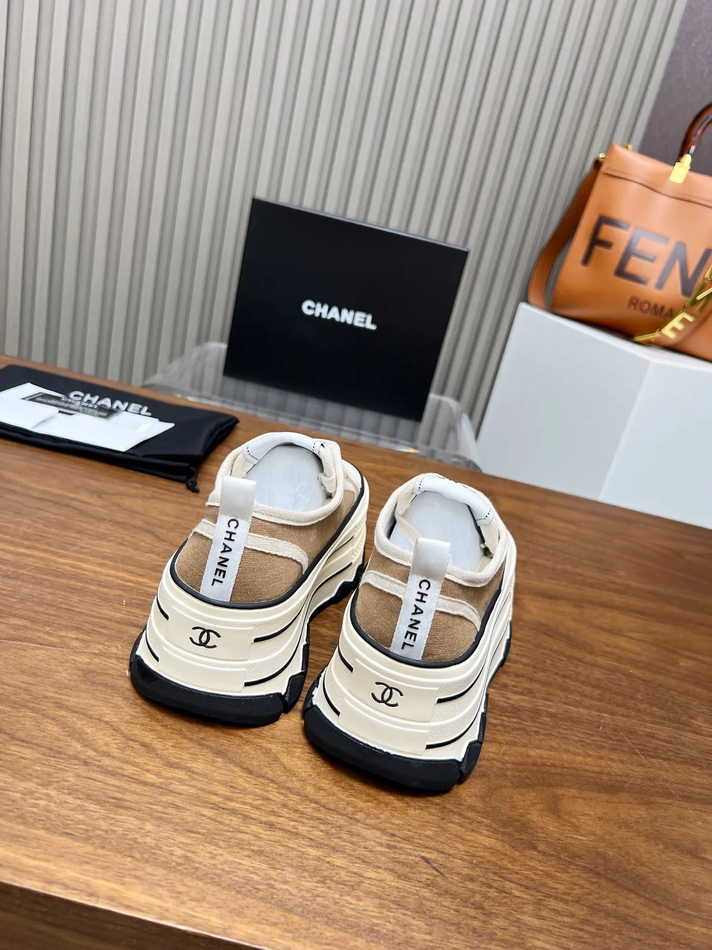👟👟Ex-factory price 460👟👟 Top version, original quality! ! ! Chanel Chanel - 2025 biscuit shoes, the top casual sports shoes in the counter. This classic design; the style of the upper is made of various craftsmanship; the outsole is fashionable and sporty; the unusual inclusion of a variety of color matching elements... The diversified mix and match is very beautiful and versatile, casual, fashionable, sports and outdoor can be taken into account... ꫛꫀꪝ Go➫ Material: ❶Upper made of: original canvas ❷Inside made of: sheepskin ❸Outsole based on: Original TPU combination outsole, counter quality packaging, complete set for women 35–40